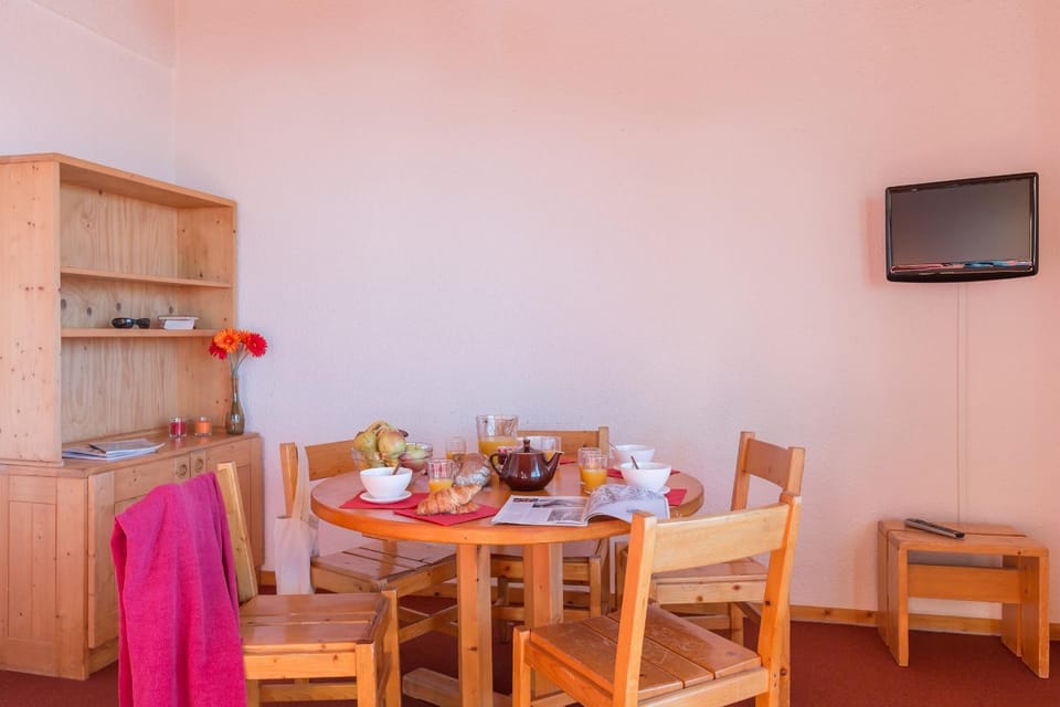Communal lounge/ TV room, TV and multimedia, Kitchen or kitchenette, Food and drinks, Dining area, Evening entertainment, Food, Drinks, Alcoholic drinks