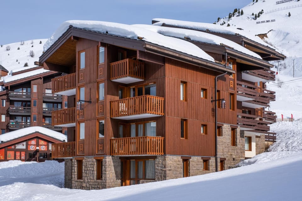 Property building, Day, Natural landscape, Winter, Mountain view