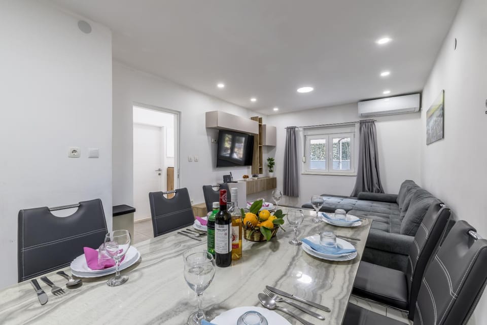 Communal lounge/ TV room, TV and multimedia, Kitchen or kitchenette, Living room, Food and drinks, Seating area, Dining area, Evening entertainment, Food, Drinks, Alcoholic drinks