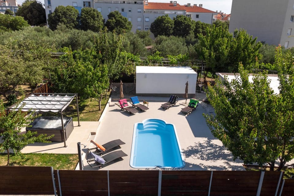 Property building, Communal lounge/ TV room, Day, Bird's eye view, Garden, Evening entertainment, Garden view, Pool view, Swimming pool, sunbed
