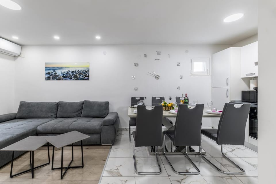 Kitchen or kitchenette, Living room, Seating area, Dining area, air conditioner