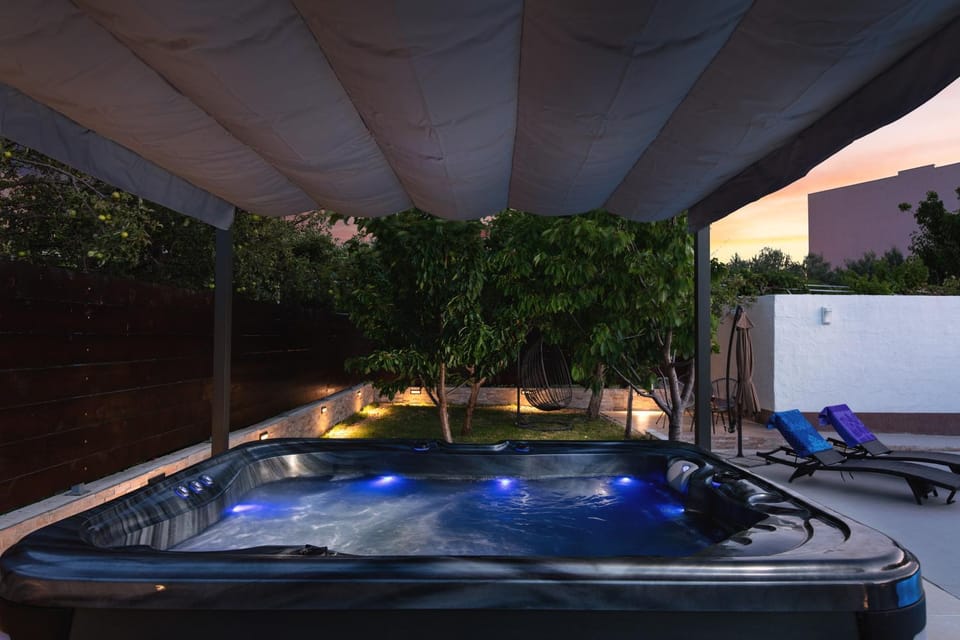 Natural landscape, Hot Tub, Massage, Steam room, Pool view, Swimming pool, sunbed