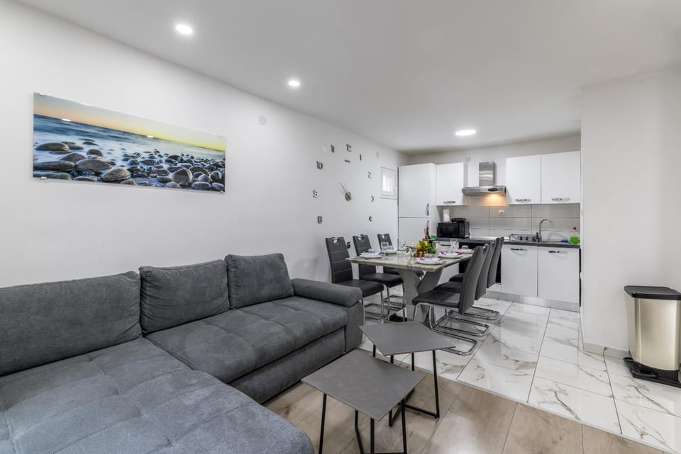Kitchen or kitchenette, Living room, Seating area, Dining area, minibar, stove