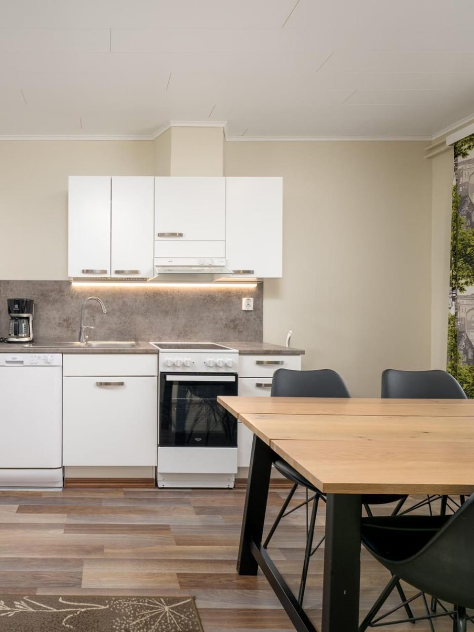 Kitchen or kitchenette, Dining area, oven, stove