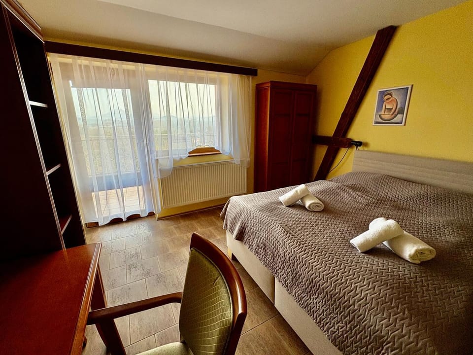 Photo of the whole room, Bedroom, towels