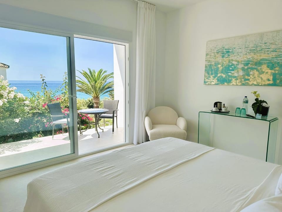 Bed, View (from property/room), Balcony/Terrace, Photo of the whole room, Bedroom, Sea view