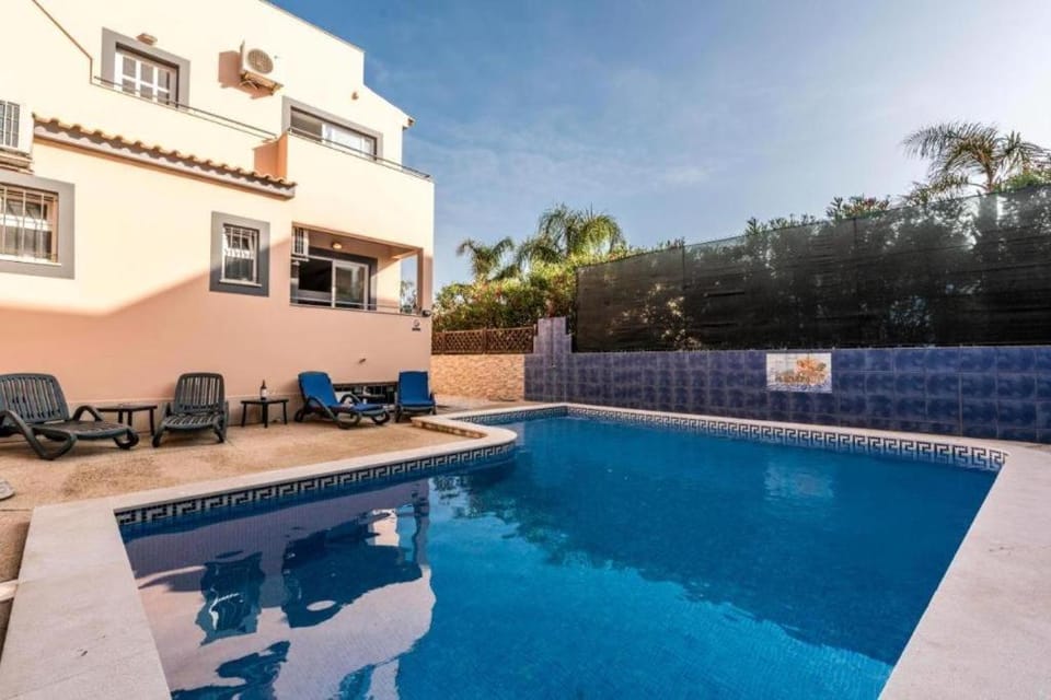 Patio, Swimming pool, sunbed