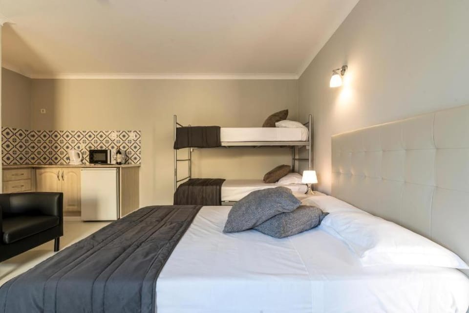 Bed, Kitchen or kitchenette, Bedroom