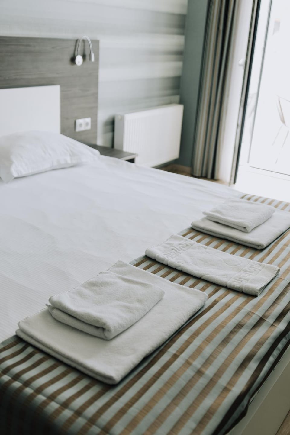 Bed, Bedroom, towels