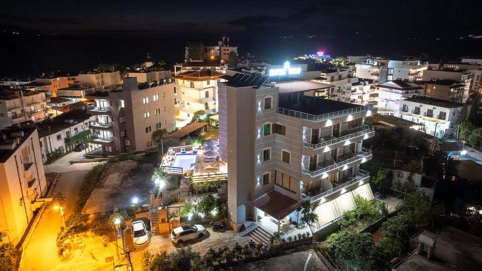 Property building, Restaurant/places to eat, Swimming pool, Breakfast