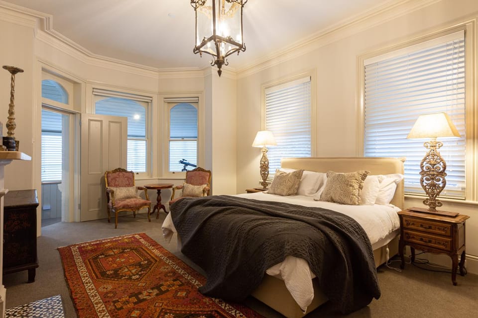 Bed, Photo of the whole room, Seating area, Bedroom