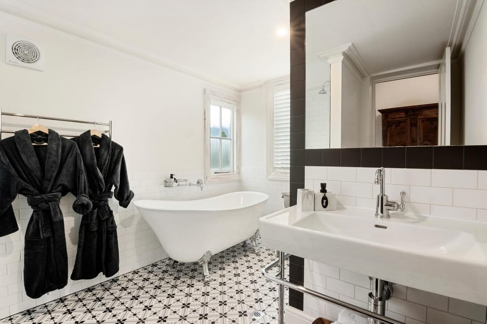Bathroom, Bath, towels