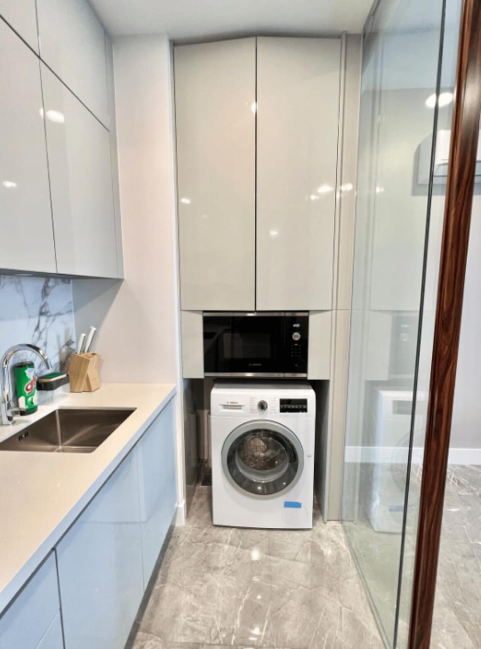 Kitchen or kitchenette, washing machine