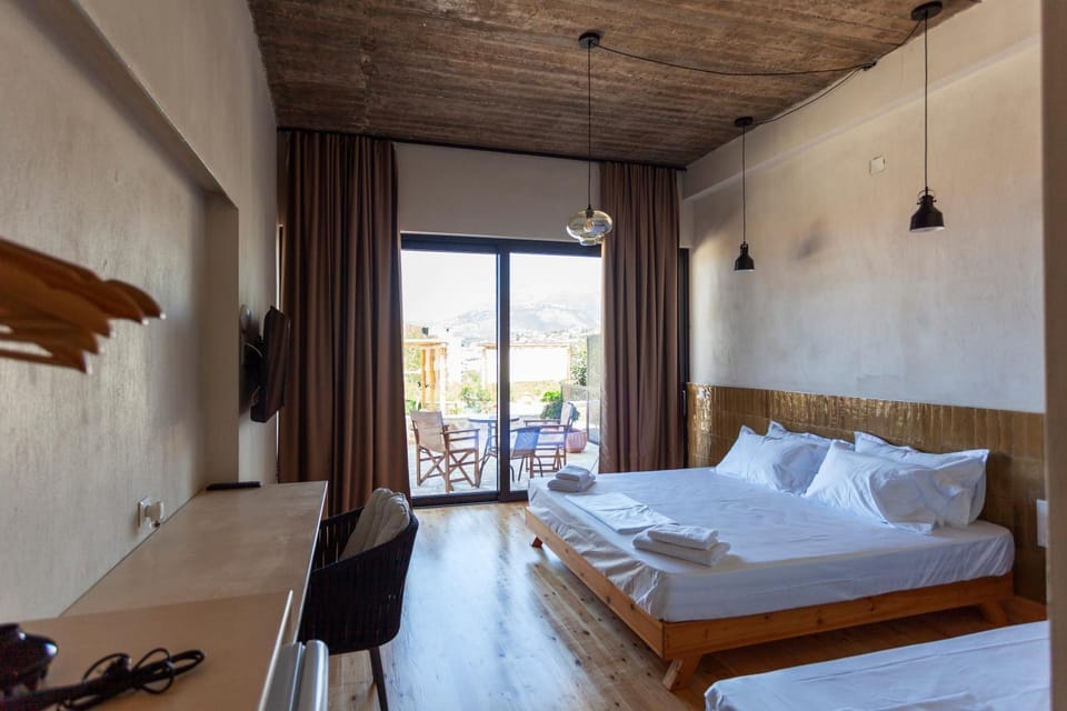 Bed, TV and multimedia, Photo of the whole room, Bedroom, towels