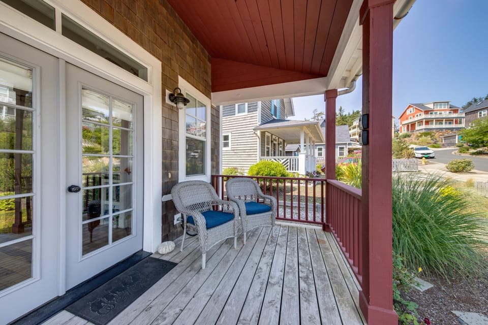 Stay Nauti and Salty House in Lincoln City