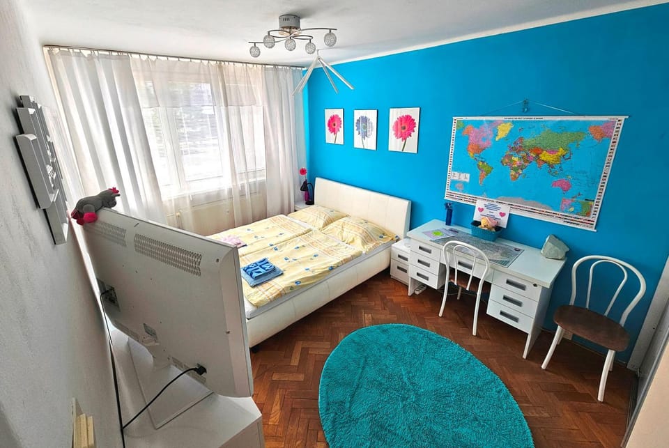 Photo of the whole room, Bedroom