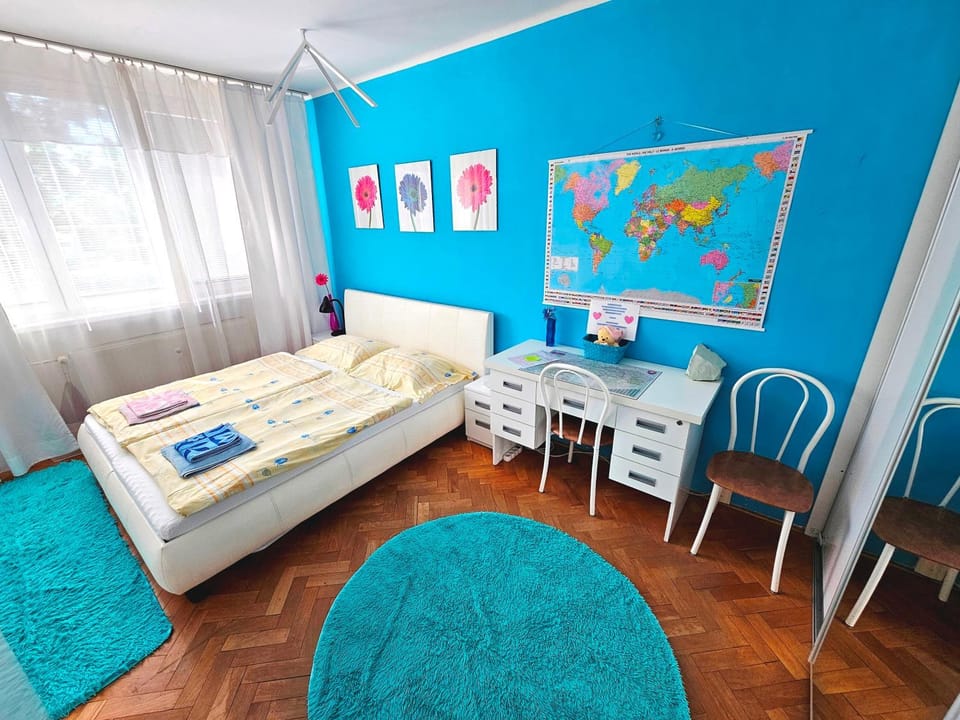 Photo of the whole room, Bedroom