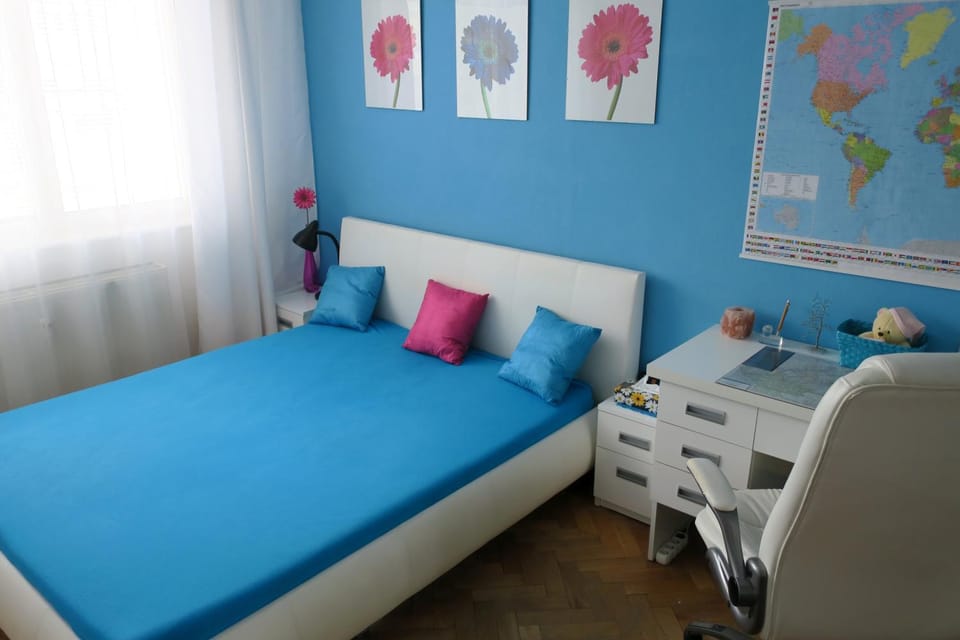 Photo of the whole room, Bedroom