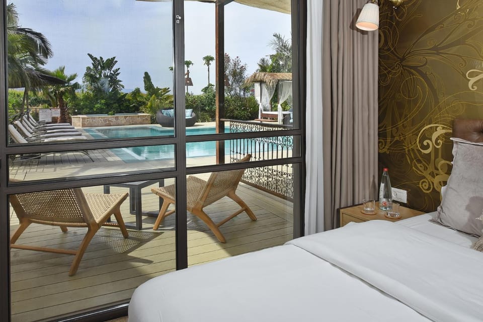 Balcony/Terrace, Photo of the whole room, Pool view, Swimming pool