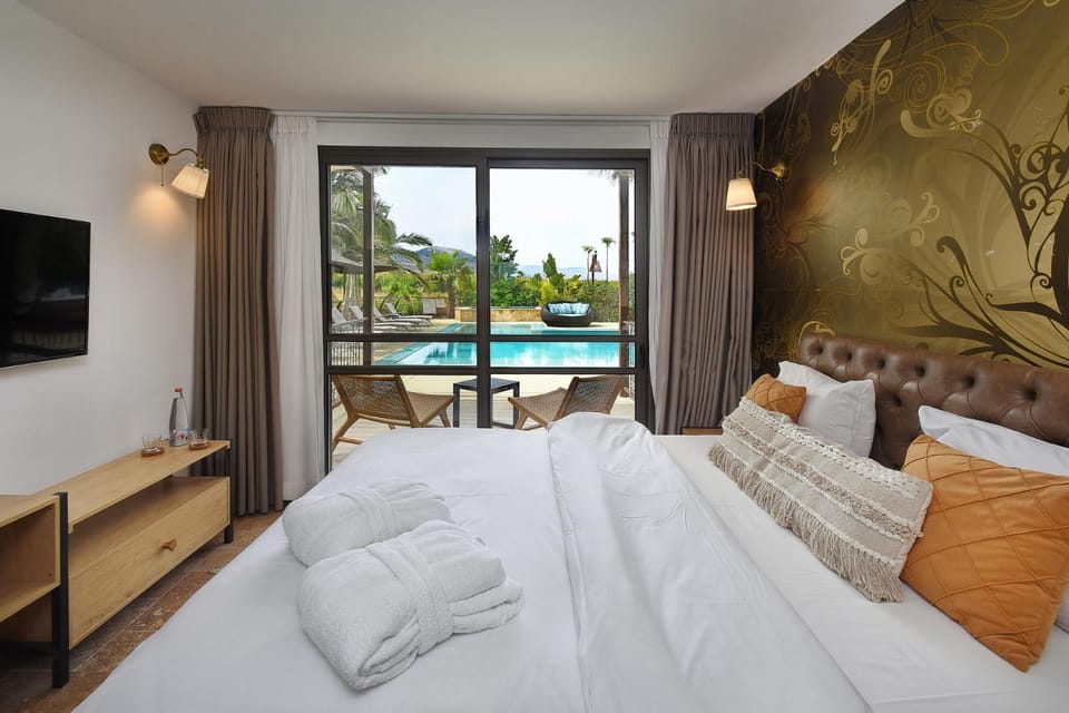 Photo of the whole room, Garden view, Swimming pool