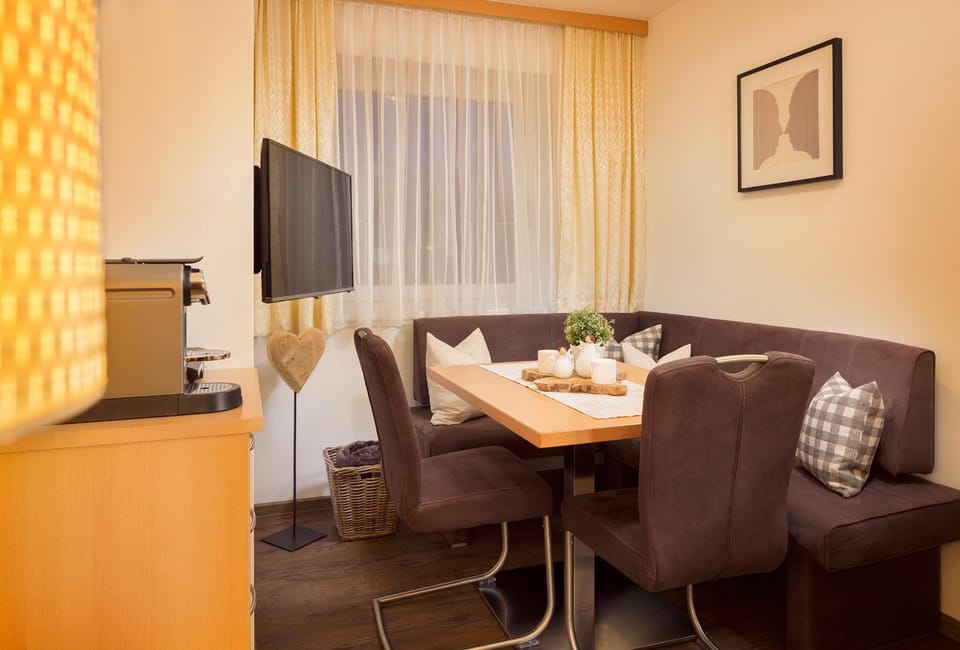 TV and multimedia, Coffee/tea facilities, Living room, Seating area, Dining area