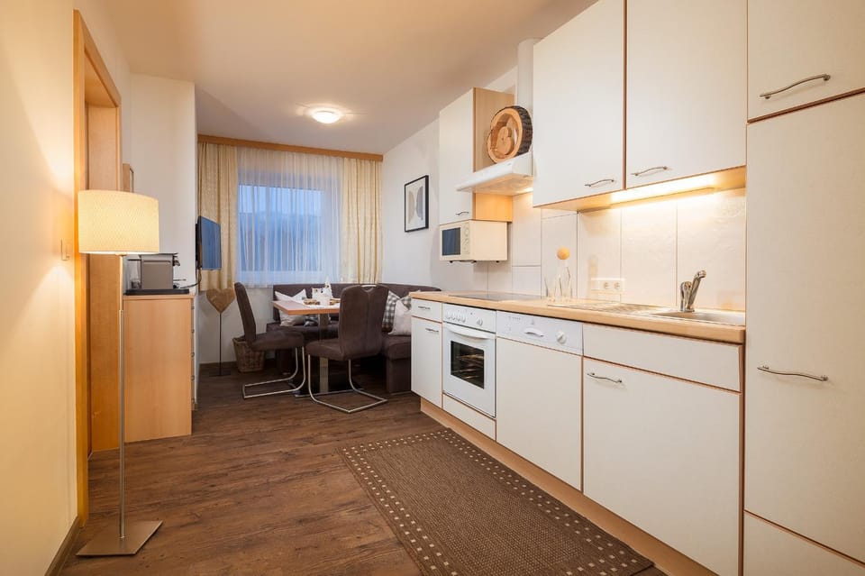 TV and multimedia, Coffee/tea facilities, Kitchen or kitchenette, Living room, Seating area, Dining area