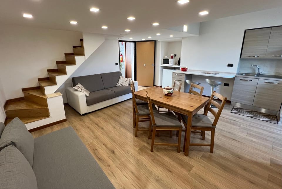 Kitchen or kitchenette, Living room, Seating area, Dining area, minibar, stove