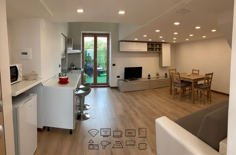 Kitchen or kitchenette, Living room, Seating area, Dining area, minibar