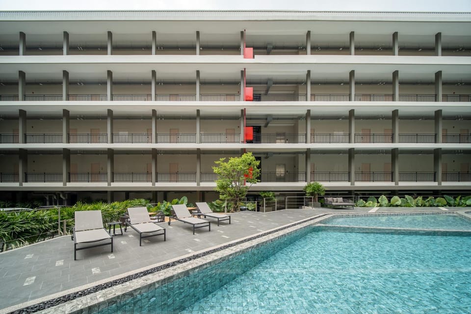 Property building, Swimming pool, sunbed