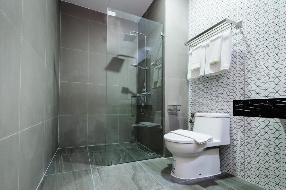 Shower, Toilet