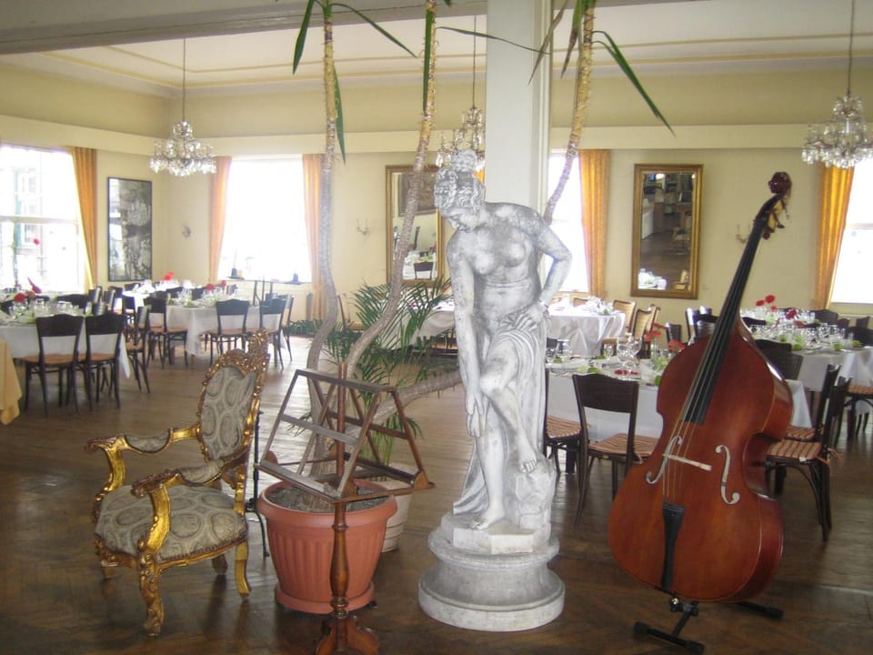 Restaurant/places to eat, Banquet/Function facilities