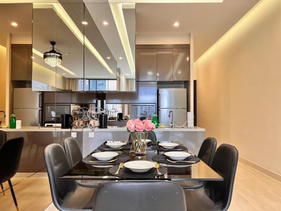 Kitchen or kitchenette, Dining area