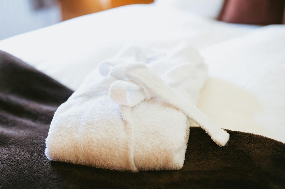 Bed, Sauna, Bedroom, towels