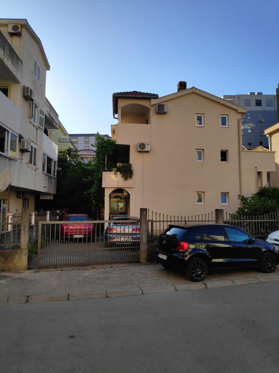 Property building, Neighbourhood, Street view, Parking