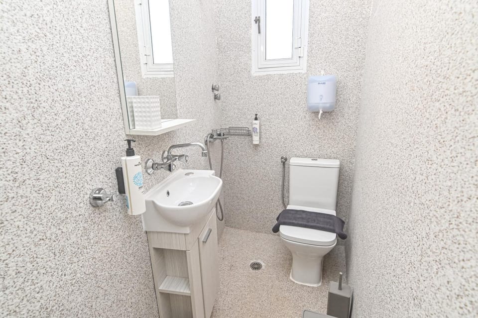 Shower, Toilet, Bathroom, towels