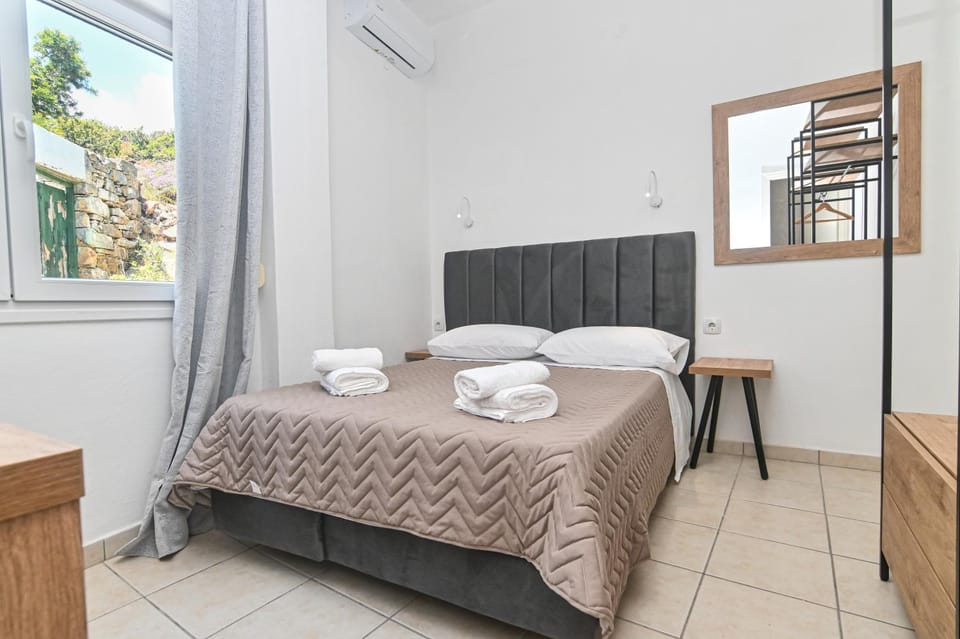 View (from property/room), Photo of the whole room, Bedroom, Mountain view, towels, kitchen