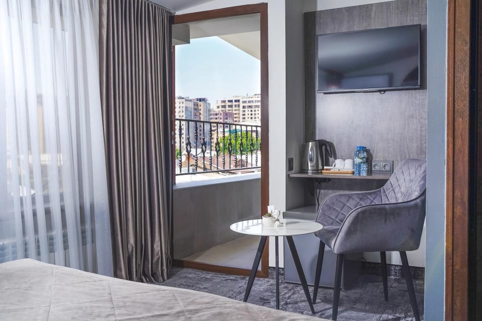 Bed, TV and multimedia, Coffee/tea facilities, Balcony/Terrace, Seating area