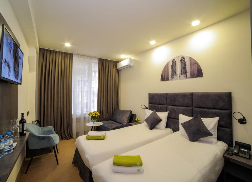 Bed, TV and multimedia, Living room, Photo of the whole room, Seating area, Dining area, Bedroom, towels, air conditioner