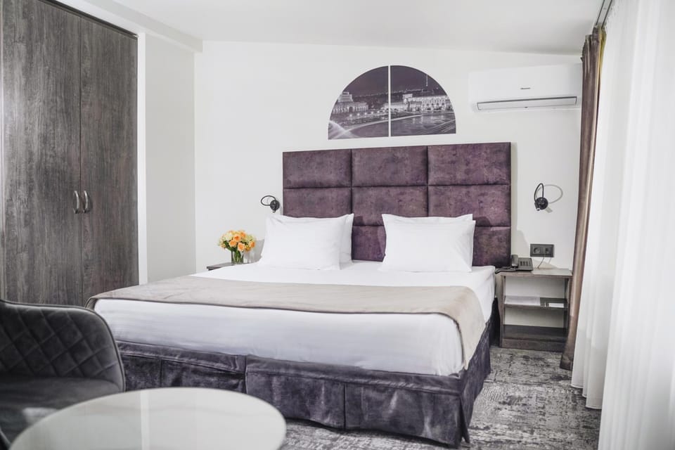 Bed, Photo of the whole room, Bedroom, wardrobe, air conditioner