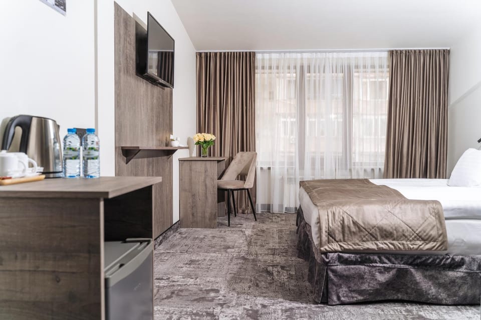Bed, TV and multimedia, Photo of the whole room, Seating area, Bedroom, hair dresser