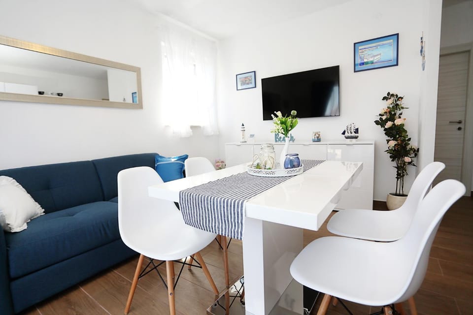 TV and multimedia, Living room, Seating area, Dining area