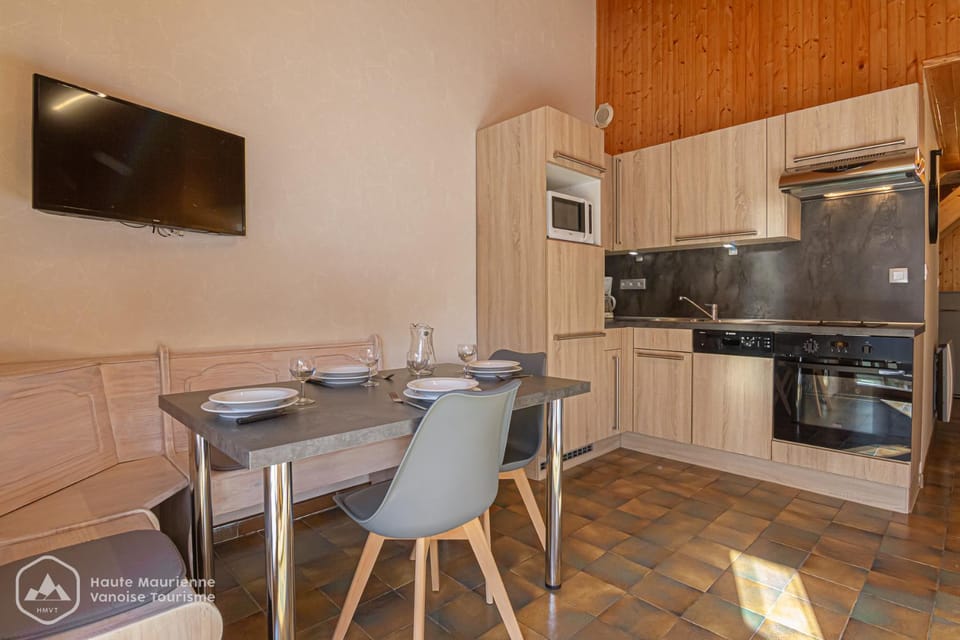 Dining area, kitchen