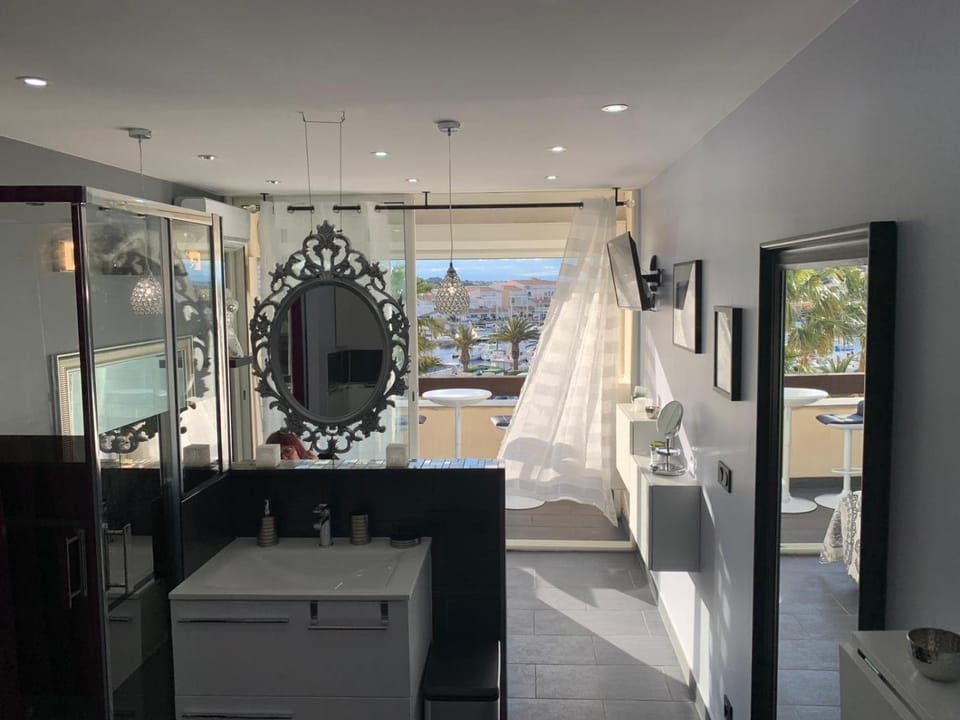 Photo of the whole room, Decorative detail, Landmark view, Sea view