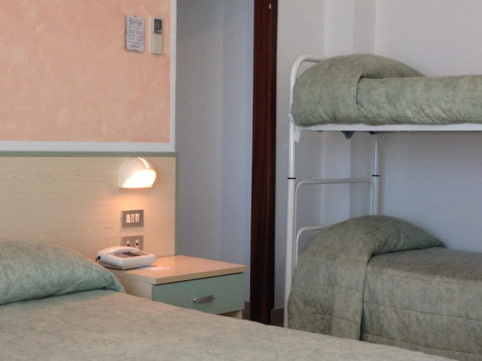 Bedroom, bunk bed
