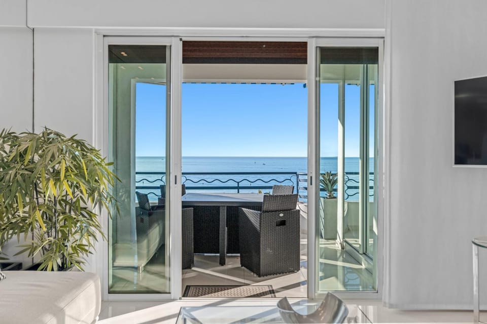 REF 1181 - Cannes Croisette - Sea view apartment for rent Apartment in Cannes