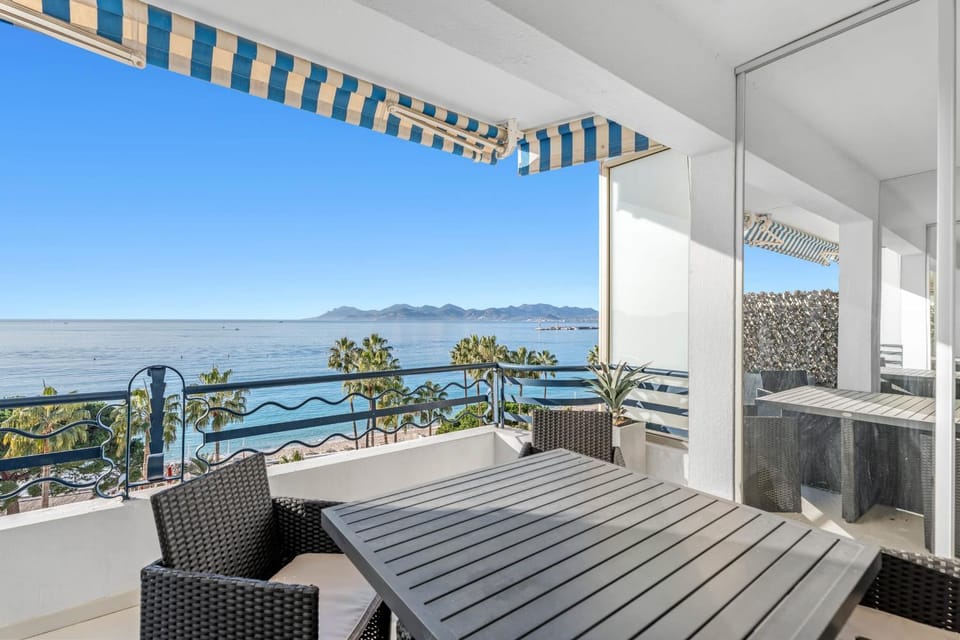 REF 1181 - Cannes Croisette - Sea view apartment for rent Apartment in Cannes