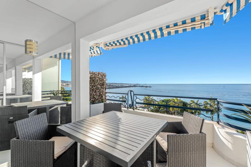 REF 1181 - Cannes Croisette - Sea view apartment for rent Apartment in Cannes