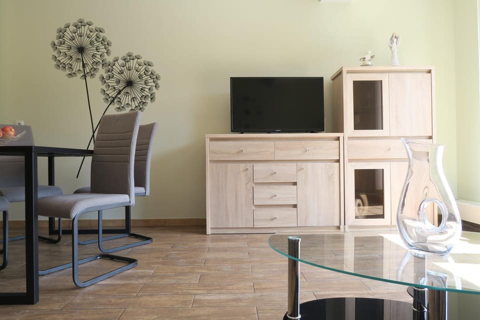 Communal lounge/ TV room, TV and multimedia, Living room, Seating area