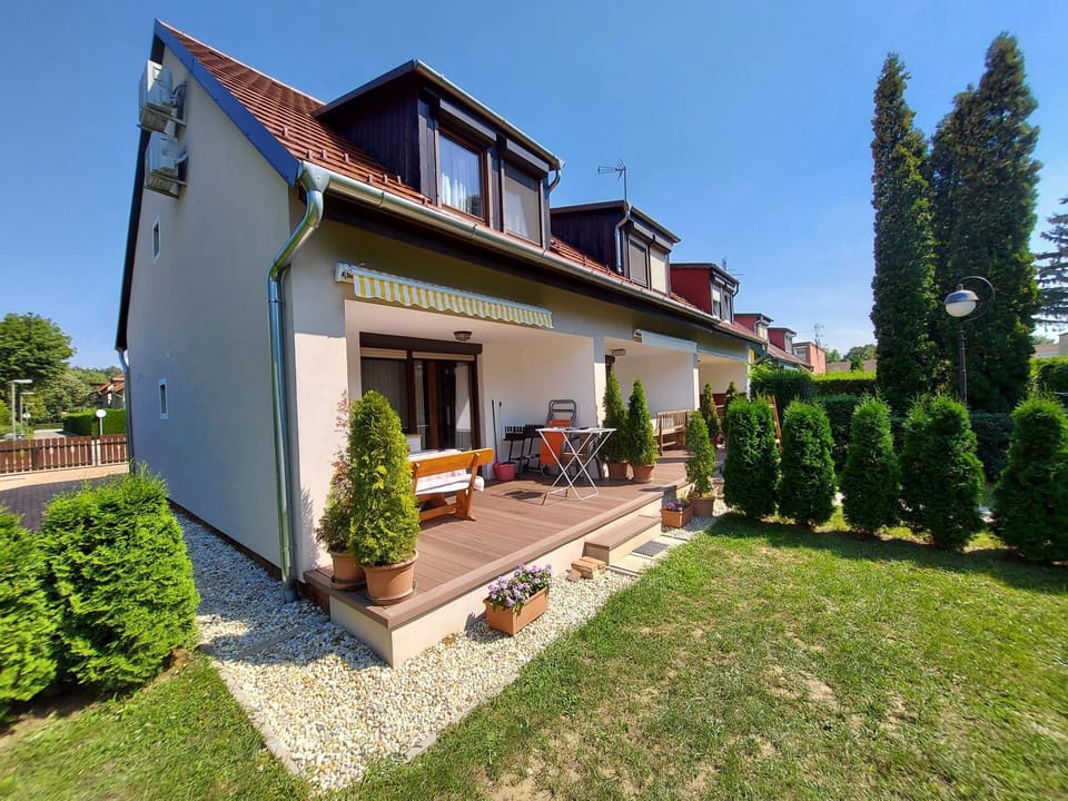 Property building, Garden, Balcony/Terrace