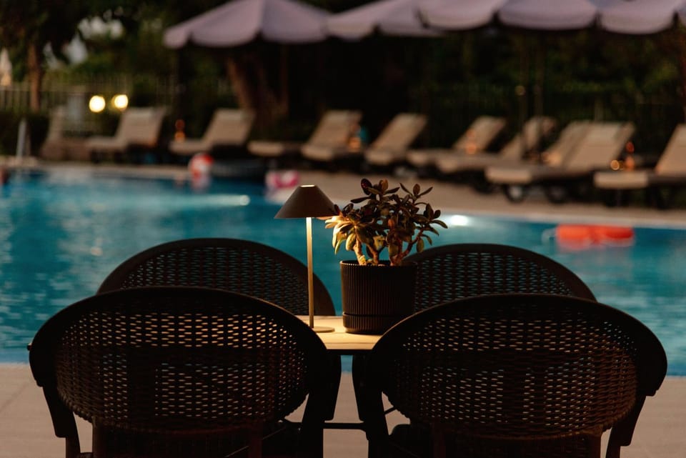 Restaurant/places to eat, Pool view